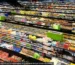 Berbagai jenis etalase display untuk berbagai macam produk yang berada di lorong supermarket pembelajaan retail