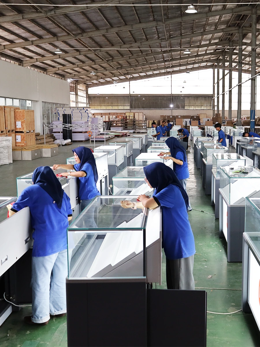 Pabrik pembuatan etalase hp smartphone untuk toko retail di PT Run Hui Indonesia yang berada di Tangerang