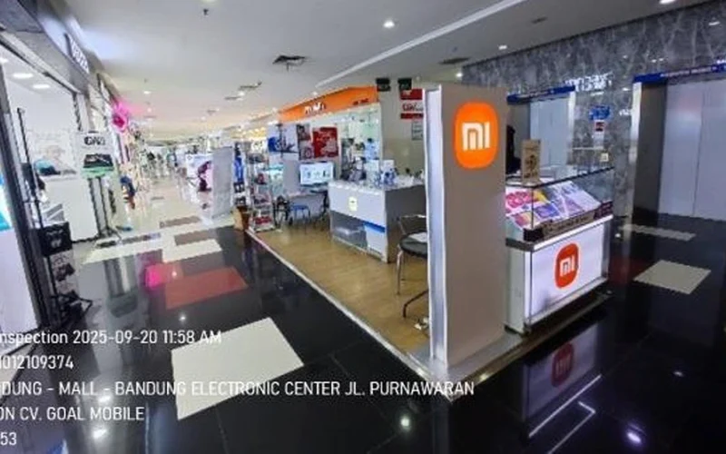 Etalase HP Smartphone yang sudah terpasang di area Bandung oleh PT Ceres Display Art Indonesia