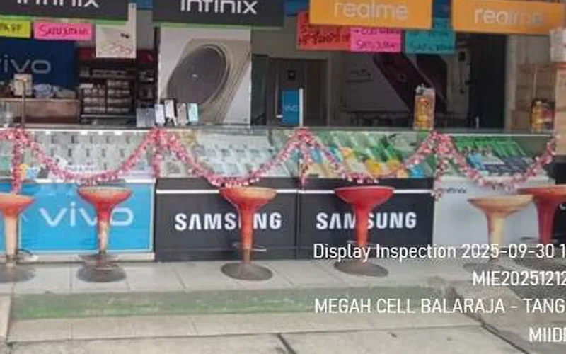 Etalase HP Smartphone yang sudah terpasang di area Tangerang oleh PT Ceres Display Art Indonesia