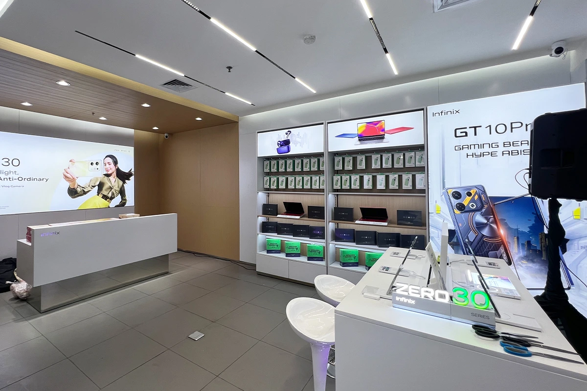 Display produk toko smartphone infinix store buatan Ceres Display