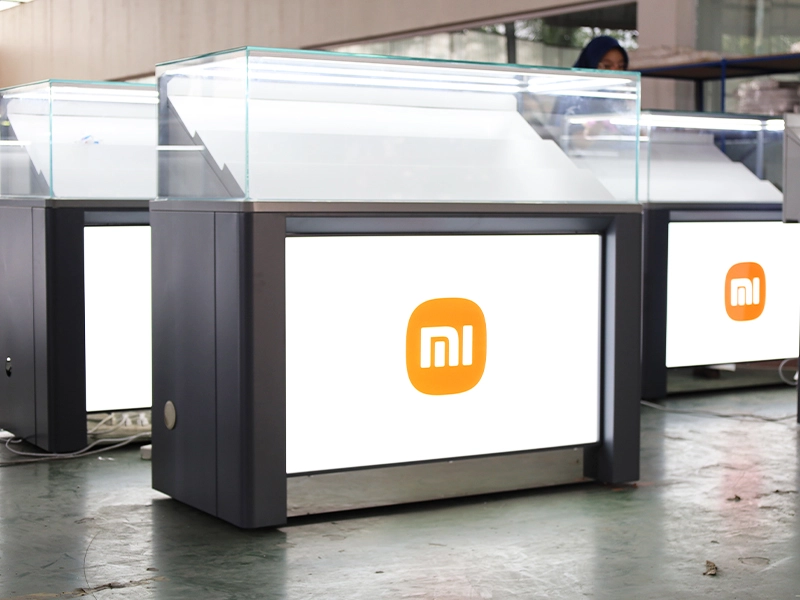 Steel display case for smartphone retail with a modern design and high precision structure