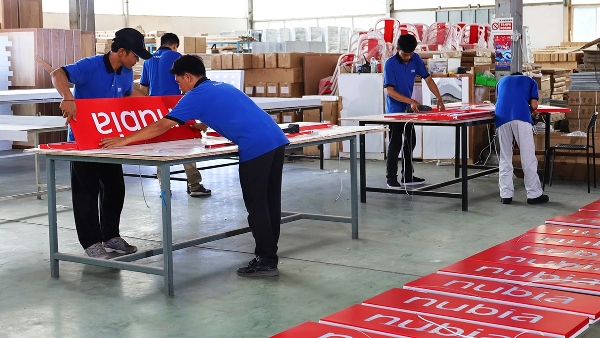 Proses jasa pembuatan neon box custom untuk kebutuhan branding toko dan retail di Tangerang
