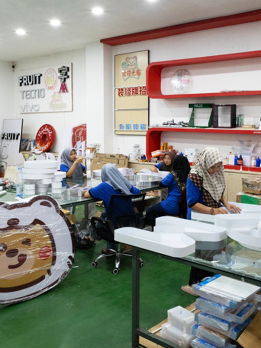 Tim produksi sedang mengerjakan neon box dan signage custom untuk kebutuhan toko & retail