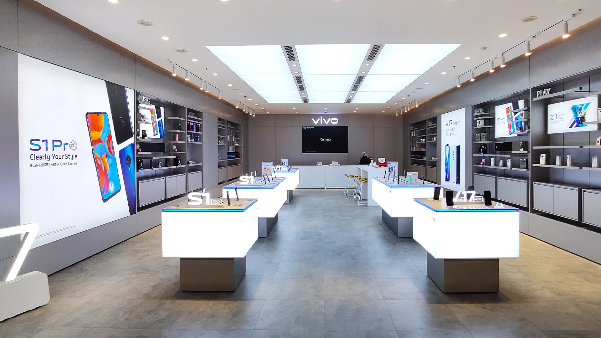 Berbagai jenis display produk elektronik yang digunakan di experience store modern