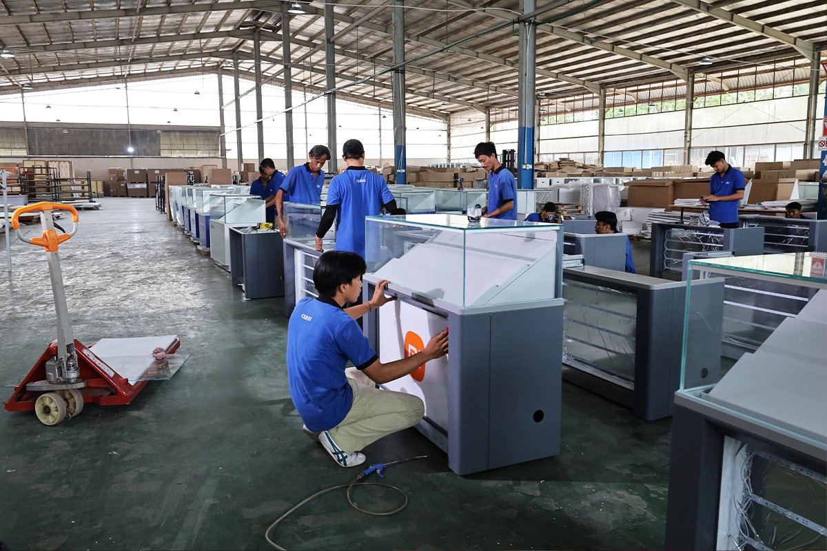 Proses pembuatan etalase custom di CERES Display untuk memenuhi kebutuhan branding dan display retail.