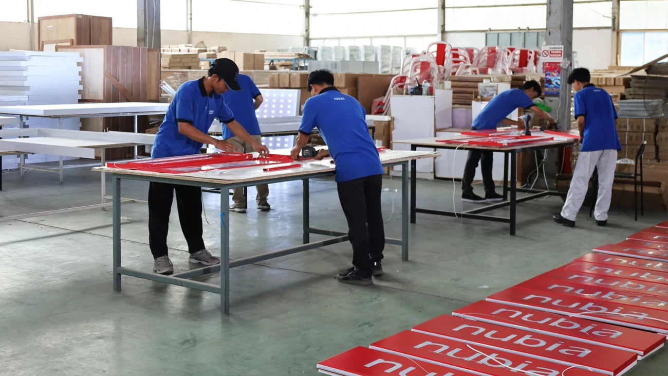 Harga neon box custom yang memengaruhi kualitas produk