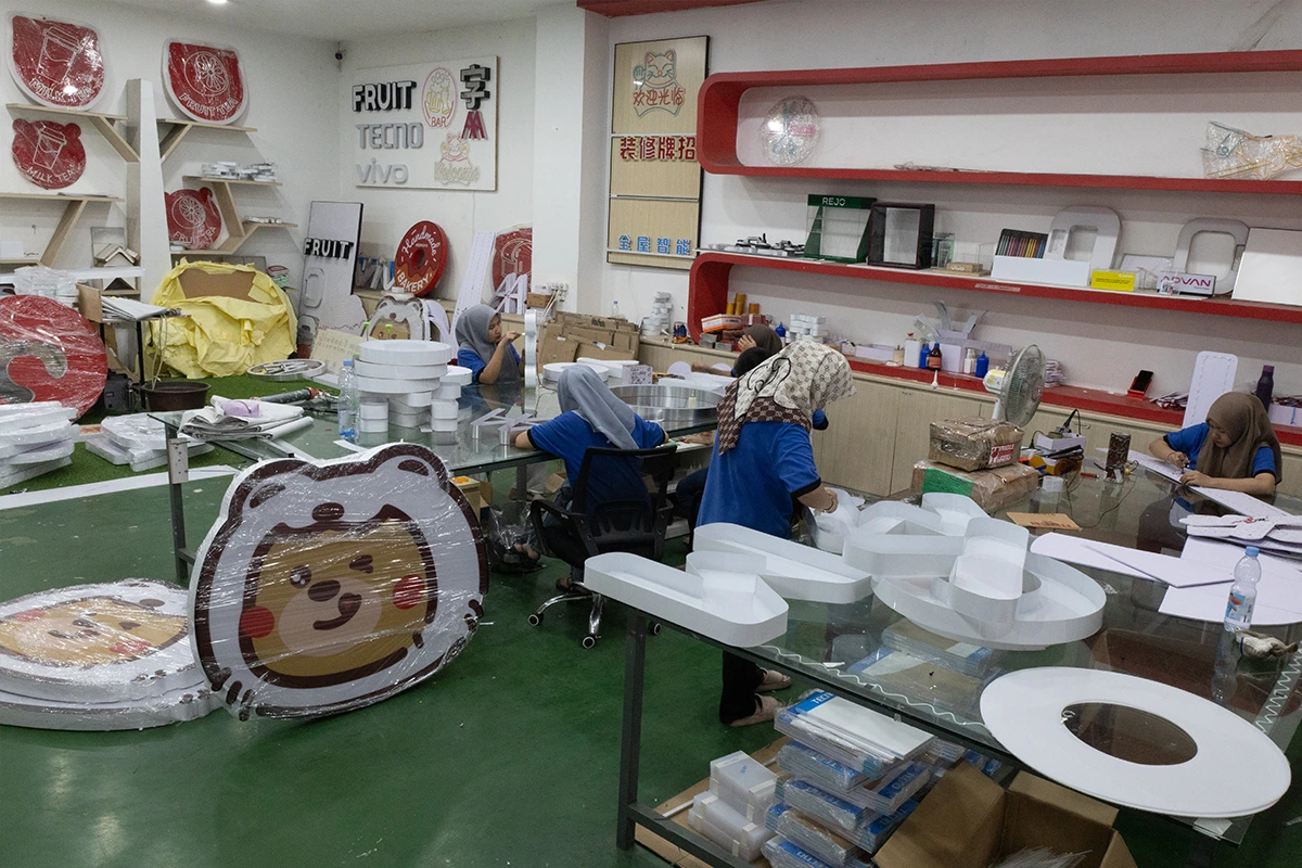harga neon box custom, rak display minimarket
