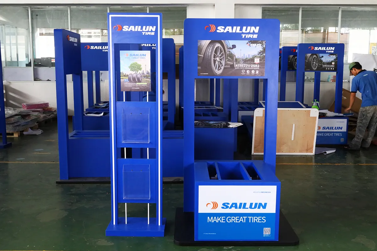 produk custom showcase display untuk toko otomotif dengan produk ban kendaraan brand sailun