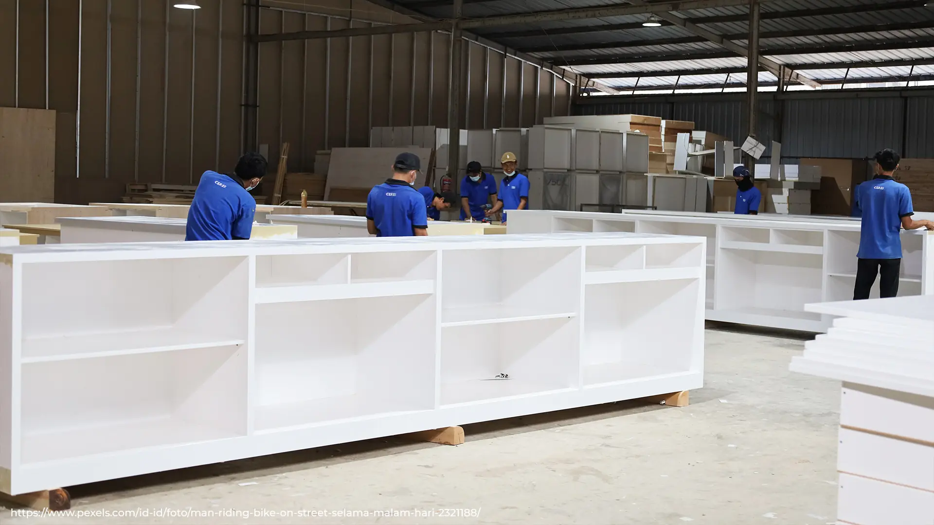 vendor pabrik produksi custom showcase display untuk toko dan berbagai kebutuhan bisnis lainnya Ceres Display Art Indonesia