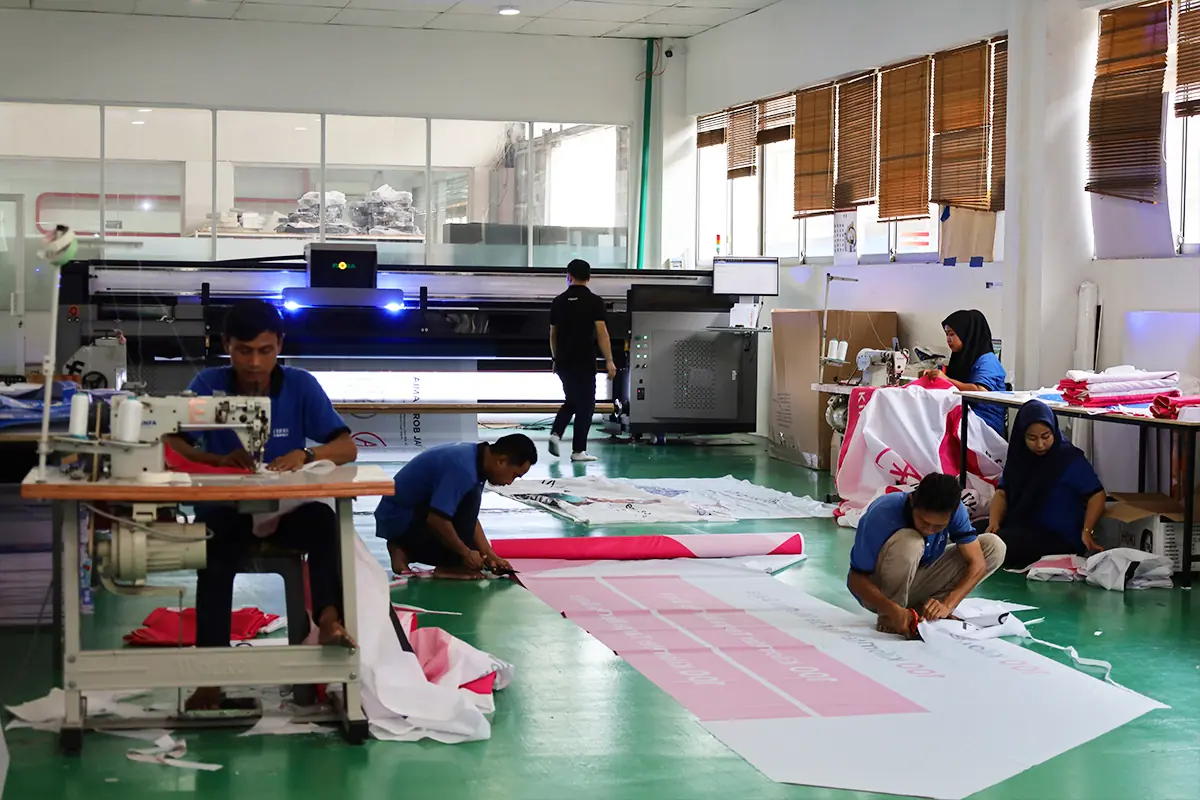 Vendor produsen jasa pembuatan baju pabrik, baju sales promosi event, baju kerja kantor, dan baju pegawai outlet toko custom produksi Ceres Display Art Indonesia