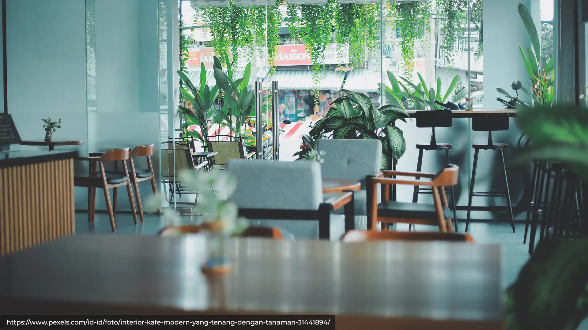 Pabrik produsen pembuatan furniture retail toko, meja kasir, bangku cafe, dan meja restoran custom Ceres Display Art Indonesia