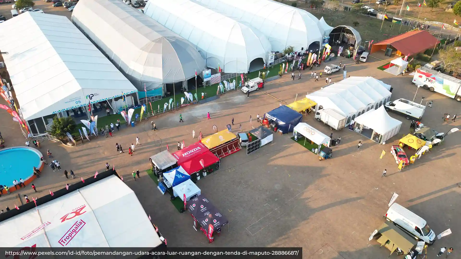 Panduan memilih material untuk posm outdoor seperti balon gate event, tenda jualan acara promosi, dan umbul-umbul pameran custom yang awet dan tahan lama Ceres Display Art Indonesia