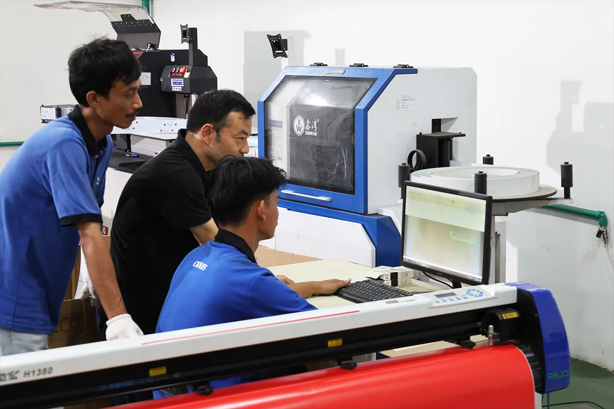 pabrik supplier dan jasa pembuatan display showcase retail custom daerah Tangerang, Jakarta, dan sekitarnya custom Ceres Display Art Indonesia