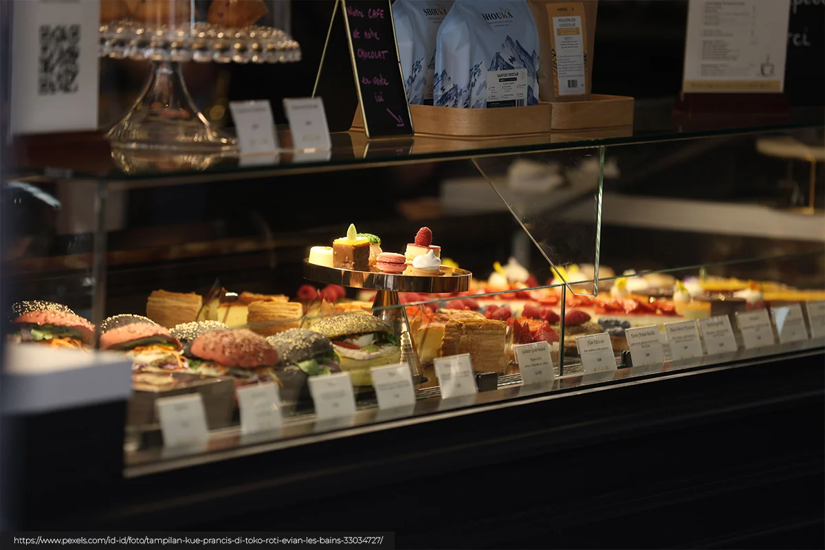 pabrik vendor pembuatan display akrilik toko roti, kue, dan makanan untuk restoran produksi custom Ceres Display Art Indonesia