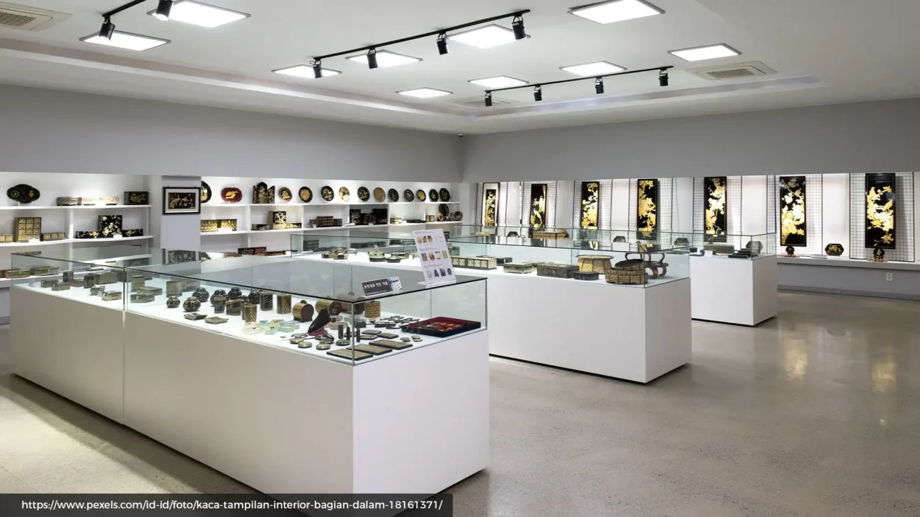 pabrik vendor dan produsen untuk produksi, pembuatan, serta pemasangan display showcase bisnis toko meja etalase aksesoris perhiasan custom Ceres Display Art Indonesia