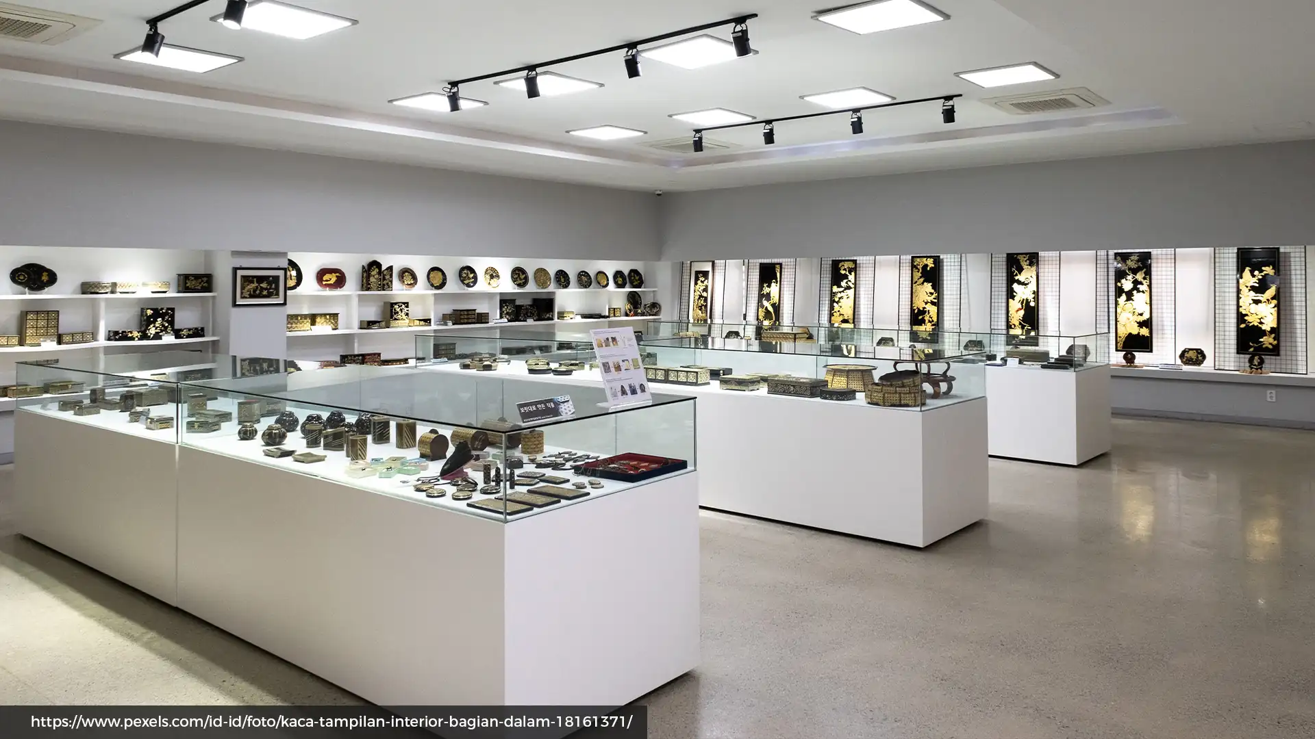 pabrik vendor dan produsen untuk produksi, pembuatan, serta pemasangan display showcase bisnis toko meja etalase aksesoris perhiasan custom Ceres Display Art Indonesia