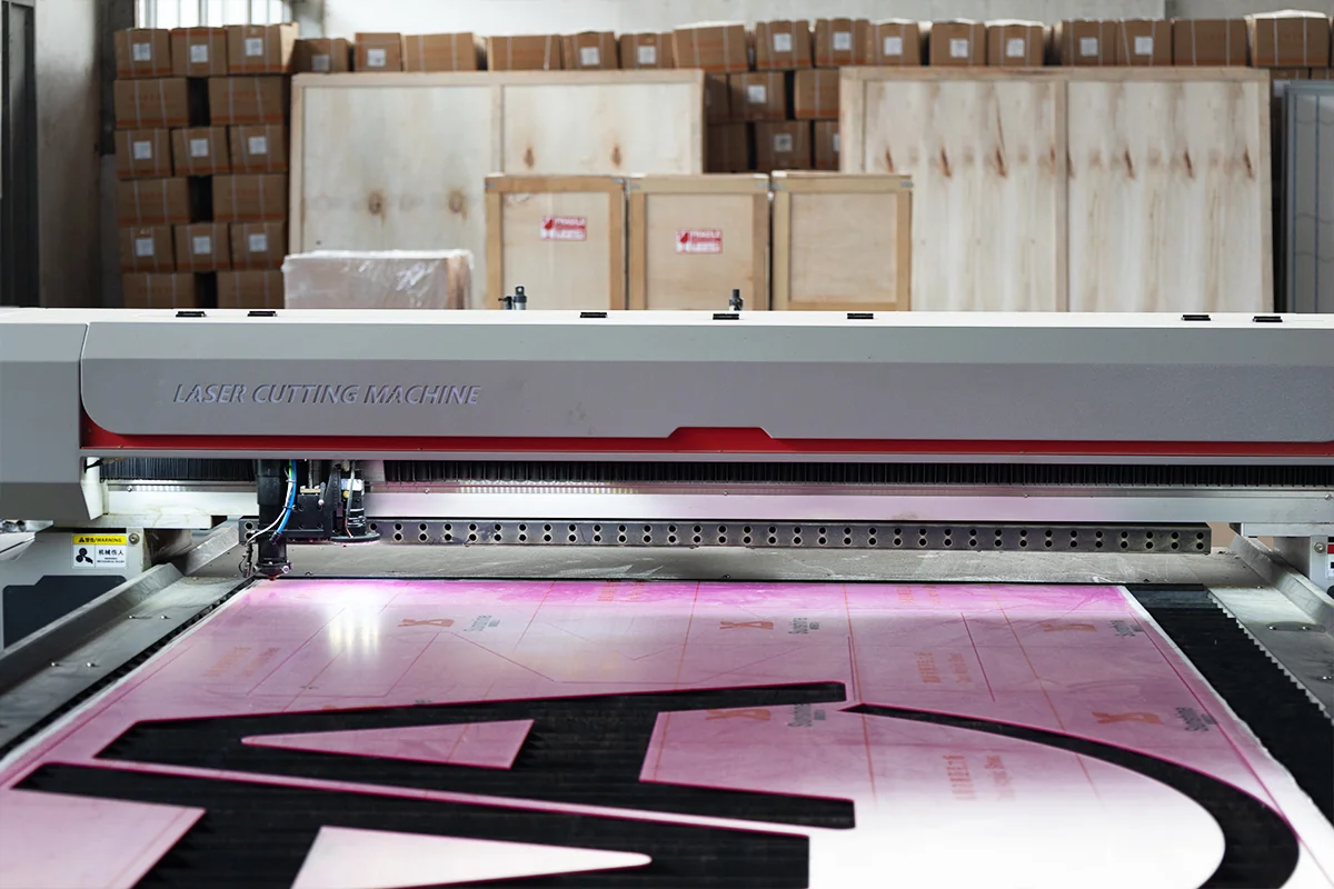 pembuatan neon box custom dengan mesin cutting akrilik besi pabrik Ceres Display Art Indonesia