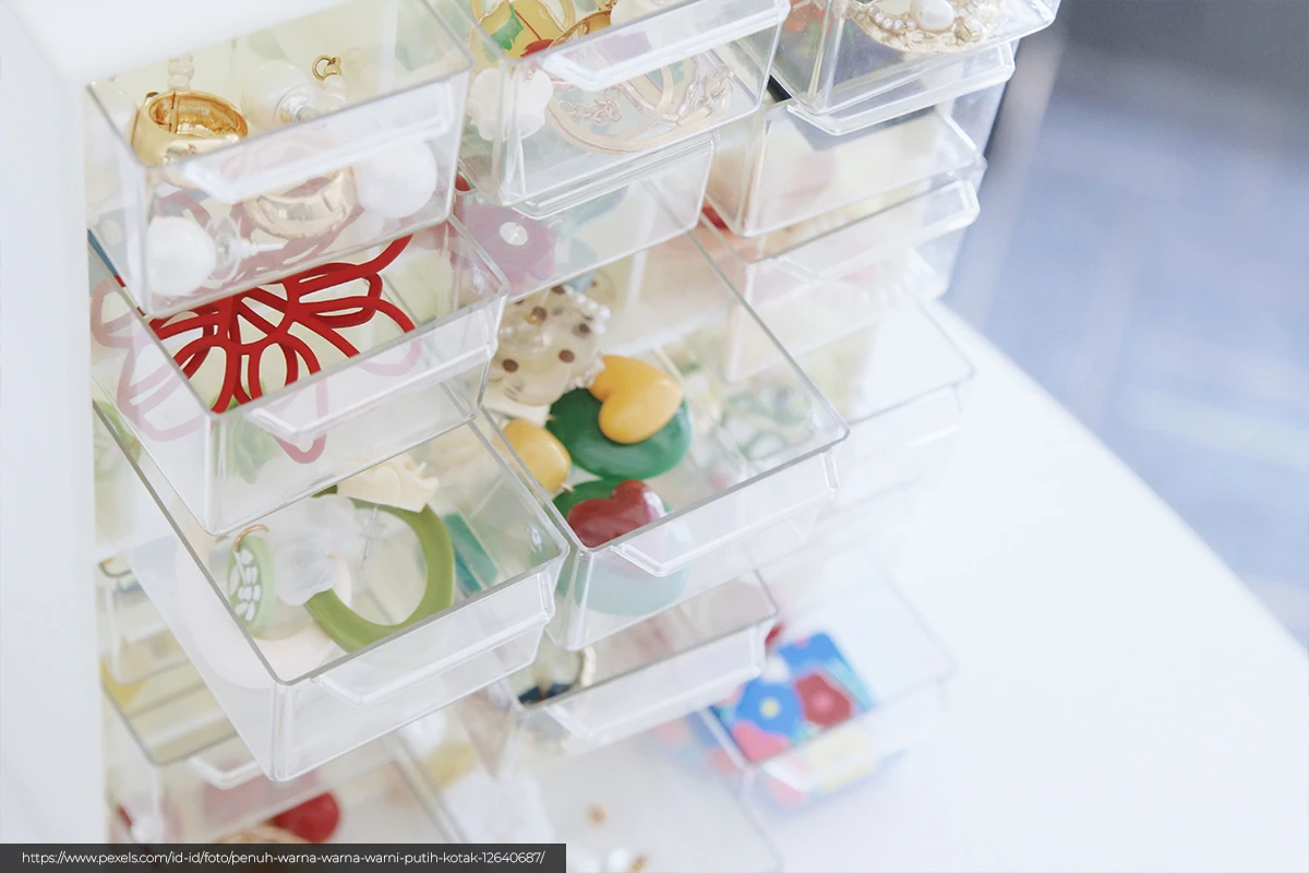 produksi display akrilik toko untuk aksesoris perhiasan custom Ceres Display Art Indonesia