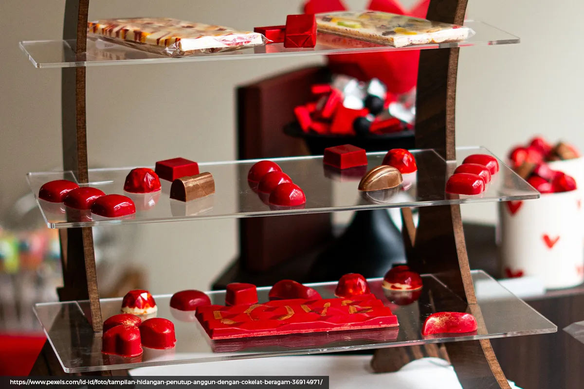 produsen pembuatan custom display akrilik untuk tampilan kue, cokelat, dan makanan manis di restoran tempat makan produksi Ceres Display Art Indonesia