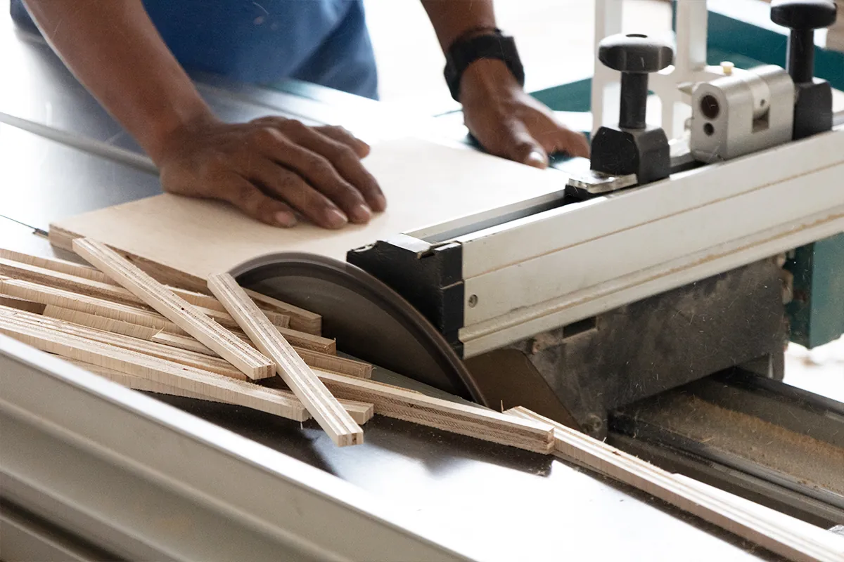 proses pembuatan showcase display bahan kayu custom dengan mesin pemotong Ceres Display Art Indonesia
